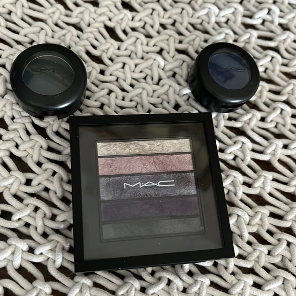 Mac eye shadow bundle.